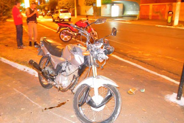 Batida entre duas motocicletas deixa três pessoas feridas no centro de Patos de Minas