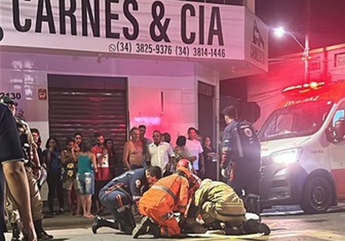 Moto pega fogo após colisão com carro e dois ficam feridos na Avenida Brasil, em Patos de Minas