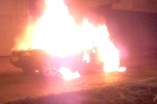 Carro se incendeia e motorista com sinais de embriaguez é preso ao tentar fugir em Carmo do Paranaíba