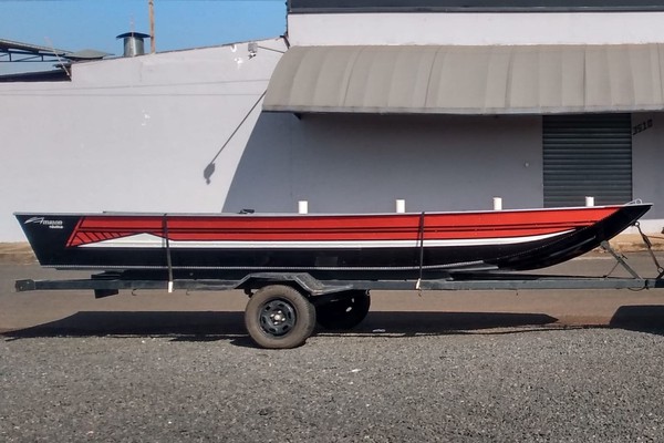 Polícia procura criminosos que invadiram residência e furtaram barco na comunidade do Leal