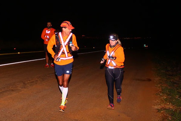 Atletas cumprem desafio de percorrer trajeto de mais de 100 km até  Romaria correndo