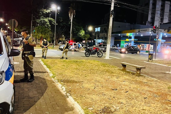 Ciclista de 77 anos fica gravemente ferido ao bater na traseira de moto no centro da cidade