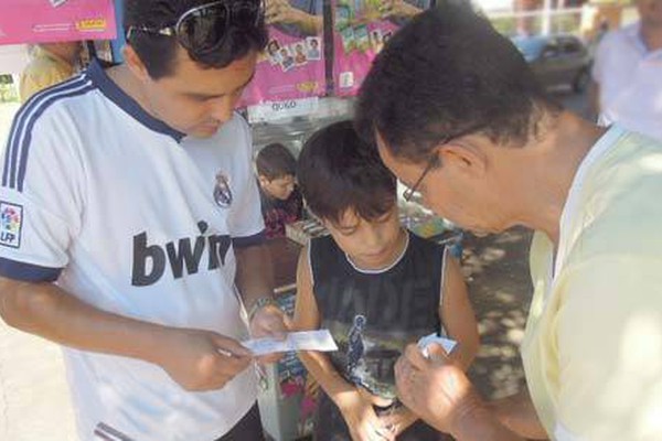 Copa do Mundo resgata o hábito de colecionar figurinhas em Patos de Minas