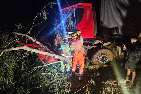 Batida entre caminhão e veículo de passeio deixa feridos na BR 354 e mobiliza bombeiros e Samu