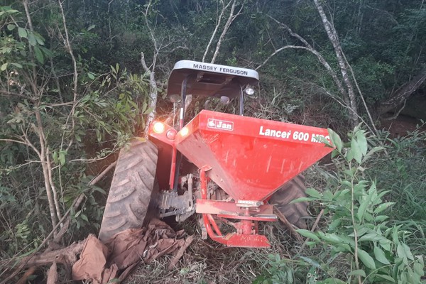 Tratorista morre após máquina cair em talude na região de Major Porto, em Patos de Minas