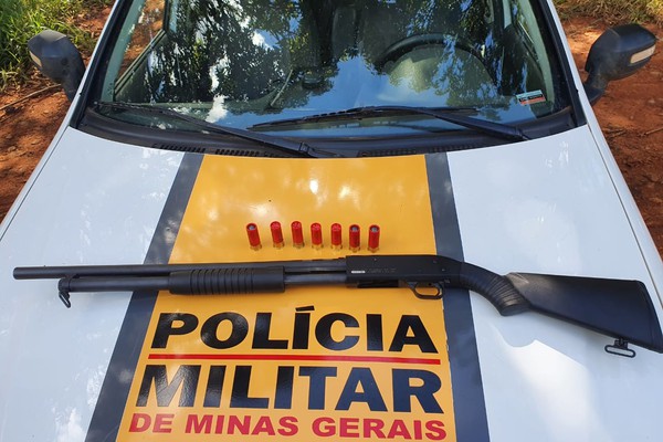 Motorista é preso após ser flagrado transportando espingarda calibre 12 em Patos de Minas