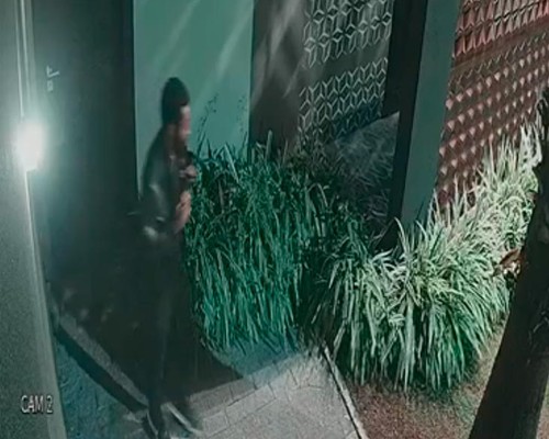Câmeras flagram homem invadindo casa em Patos de Minas; ele furtou joias, roupas e até bicicleta