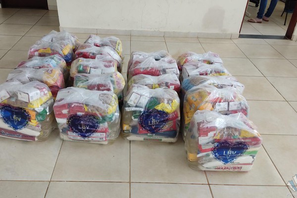Voluntários realizam entrega de cestas para famílias carentes no bairro Residencial Quebec