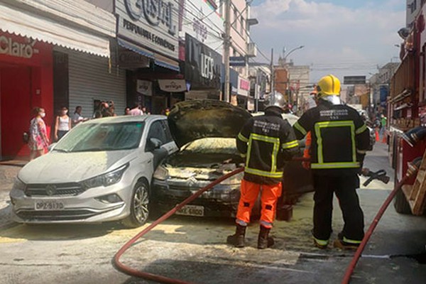 Motorista pula de carro em chamas, em incêndio que parou o Centro de Patos de Minas