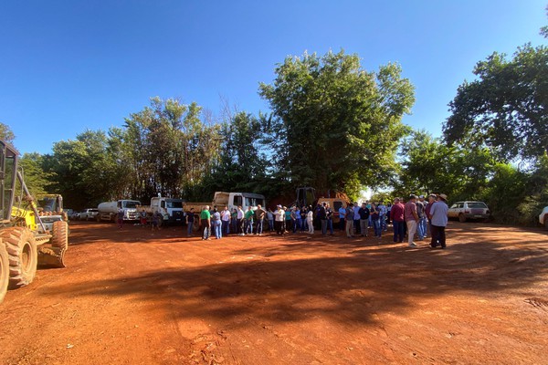 Prefeitura inicia asfaltamento de mais uma estrada rural; moradores e produtores comemoram