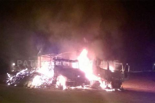 Caminhões carregados de cereais ficam completamente destruído em incêndio na MG 188
