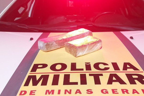 Polícia Militar Rodoviária encontra barras de maconha em meio a roupas de jovem na BR 352