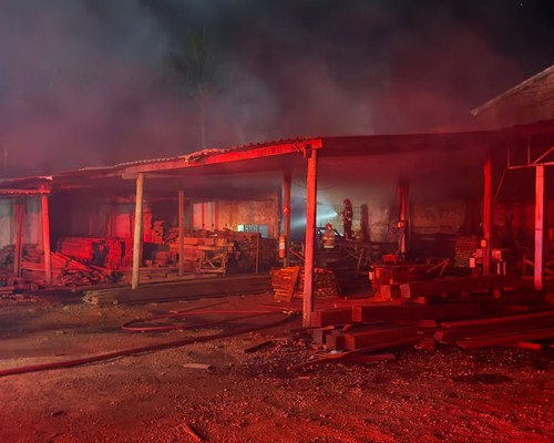 Incêndio atinge madeireira e provoca queda de estrutura de telhado em Patos de Minas