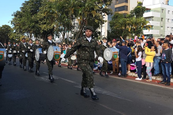 Desfile em comemoração ao aniversário de Patos de Minas atrai multidão para a av. Getúlio Vargas
