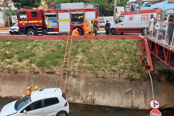 Bombeiros e Samu resgatam motorista de carro que caiu no Córrego Rangel em Patrocínio