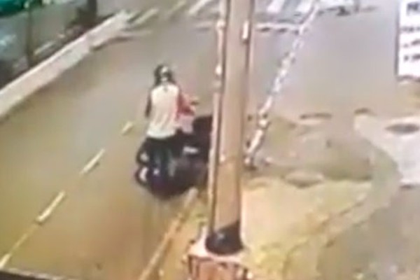 Vândalo joga gasolina e ateia fogo em moto no centro da cidade de João Pinheiro; Vídeo