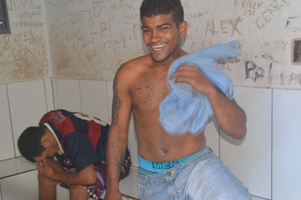 Jovens são presos com munições, rádio comunicador, balança e maconha em Patos de Minas