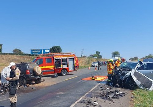Motorista morre e casal fica ferido após carro e caminhonete baterem de frente na BR354