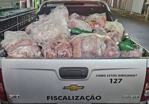 Procon apreende meia tonelada de carne imprópria para consumo e prende gerente de supermercado