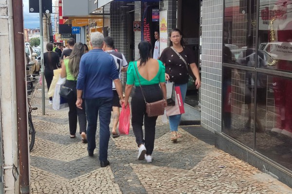 Patenses deixam compras para última hora e lotam o centro de Patos de Minas