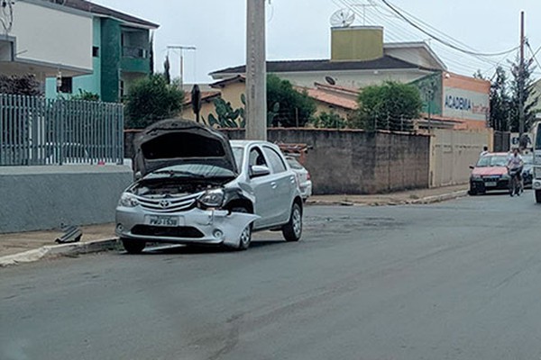 Mais um acidente é registrado na esquina da Rua Rui Barbosa com a Espírito Santo em Patos de Minas