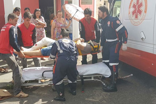 Motociclista fica gravemente ferido em acidente com carro no Centro de Patos de Minas