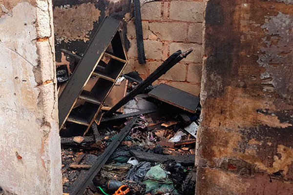 Vela esquecida acesa pode ter causado incêndio que destruiu residência no bairro Brasil