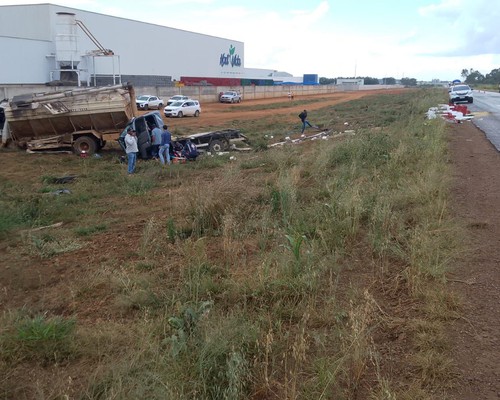 Batida violenta envolvendo caminhões e carro deixa cinco pessoas feridas na BR354; veja vídeo