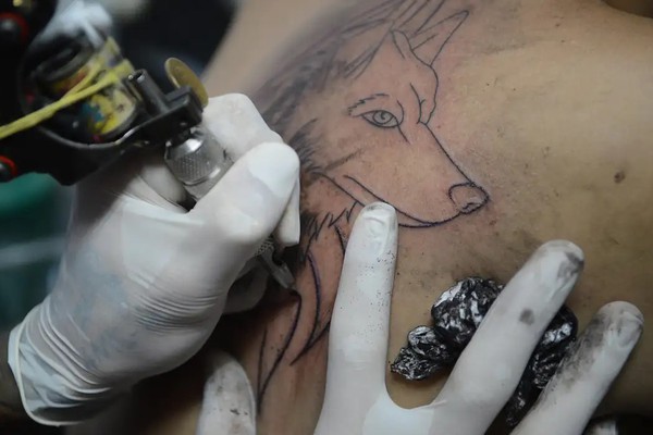 CFM proíbe anestesia para a realização de tatuagens