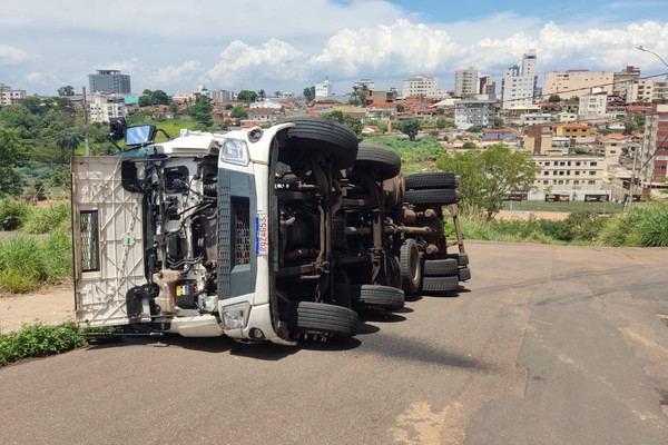 Caminhão carregado com limões fica perdido em Patos de Minas e acaba tombando
