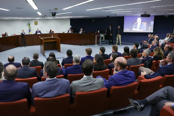 STF retoma julgamento de Bolsonaro após pausa; defesas serão ouvidas