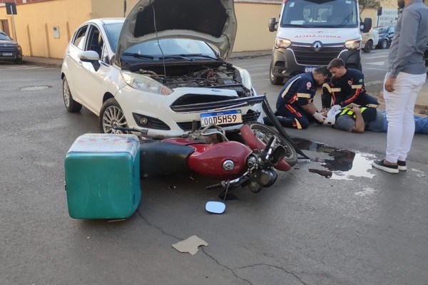 Motociclista fica ferido em mais um acidente envolvendo moto e carro em Patos de Minas