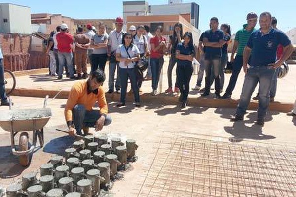 Alunos de Engenharia Civil da FPM acompanham obras da nova CEF de Patos de Minas