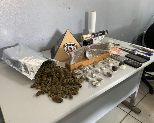 Policiais sentem forte odor de maconha e encontram grande quantidade de drogas em residência