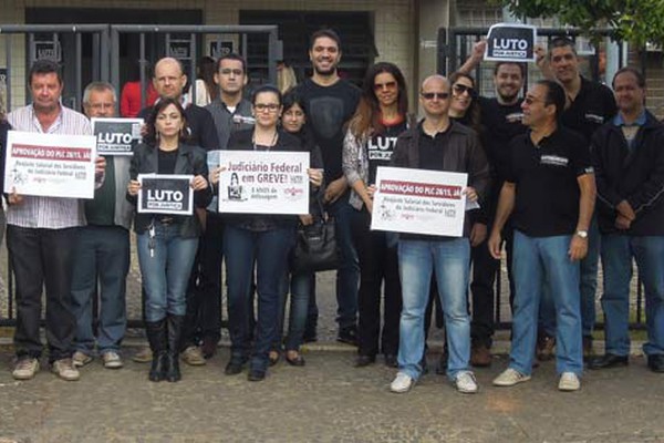 Serventuários da Justiça Federal fazem protesto por melhores salários e iniciam greve