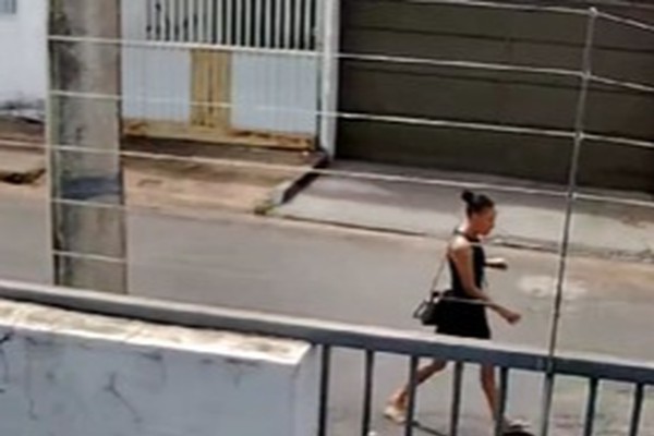 Mulher é presa por furto de bolsa com dinheiro e joias após ser identificada em imagens