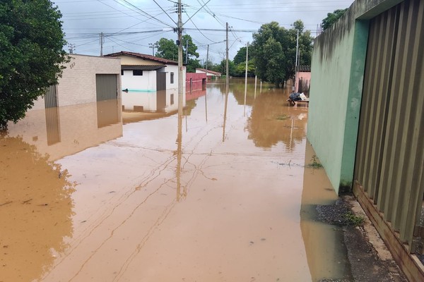Moradores sofrem com cheias e precisam abandonar residências no bairro São José Operário