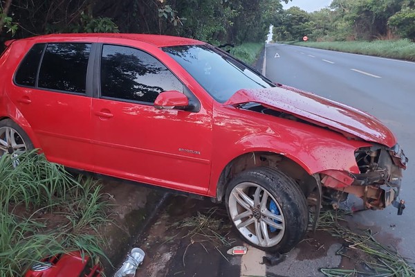 Carro derrapa na pista molhada e bate em barranco na MG410, em Presidente Olegário