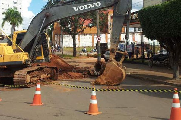 Copasa informa que obras de esgoto vão avançar para outras ruas do centro da cidade