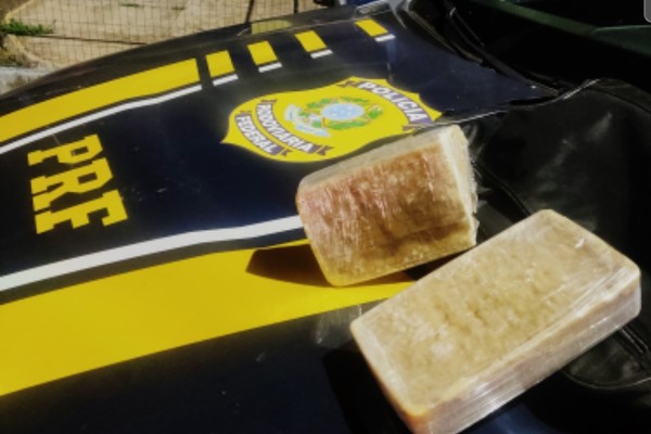 Passageira de ônibus é presa na BR 365 transportando duas barras de crack