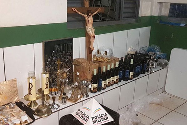 Caminhão de artigos religiosos é arrombado e PM recupera mais de R$10 mil em peças sacras