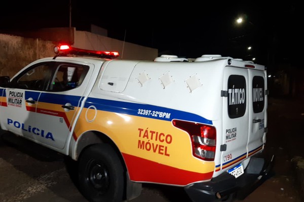 Homem é salvo de execução de morte após polícia descobrir cativeiro