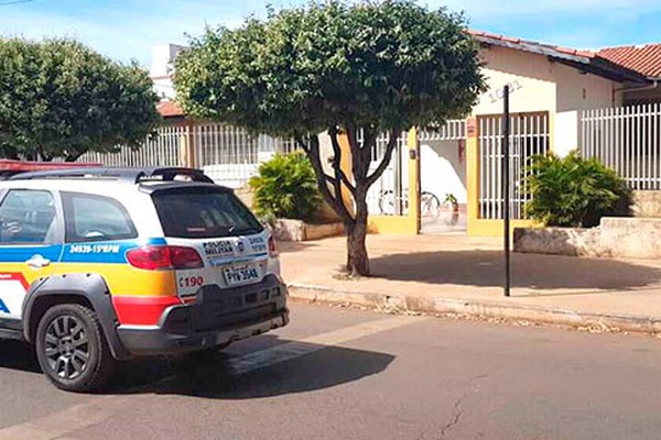 Ladrões invadem escola em Patos de Minas de novo e furtam rodo, vassoura, balde e cadeiras