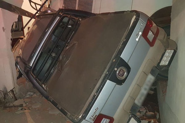 Ônibus desgovernado invade casa, acerta dois carros e deixa morador ferido entre os escombros