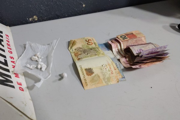 Homem é preso com pedras de crack e dinheiro na praça da antiga rodoviária em Patos de Minas