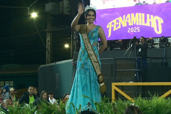 Rainha Nacional do Milho 2024, Nathália Porto, desfila na passarela e se despede do reinado; veja ao vivo