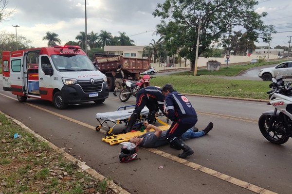 Motociclista fica ferido após acidente com caminhão na pista central da Avenida JK