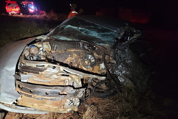 Motorista morre e esposa fica gravemente ferida em batida violenta com caminhão na BR 352, em Patos de Minas