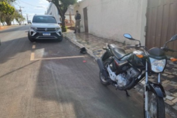 Motociclista fica ferido e acaba na delegacia após acidente de trânsito em Patos de Minas