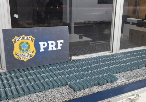 Bomba sobre rodas: PRF intercepta caminhão com mais de meia tonelada de pólvora clandestina na BR 262